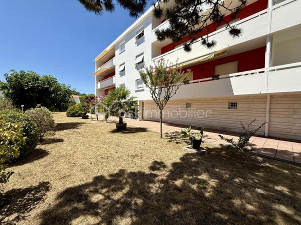 Idéalement situé à Royan, à seulement 5 minutes à pied de la plage de Pontaillac et à proximité des commerces, découvrez ce bel appartement traversant, lumineux et parfaitement entretenu, offrant une vue dégagée sur Royan.
Situé au 3 ème étage d'une résidence calme et soignée, cet appartement de 92 m² vous séduira par ces beaux volumes et sa luminosité naturelle.

Il se compose de : 

Une entrée accueillante.
Une cuisine indépendante.
Un vaste salon-salle à manger de 35 m², très lumineux.
Une salle d'eau entièrement rénovée.
Des toilettes indépendants.
3 chambres de 9,5 m², 10,5 m², 11,5 m².
Un agréable balcon, idéal pour partager des moments de détente en toute tranquillité.
En complément, vous bénéficierez de prestations appréciées :
Un garage fermé de 15 m² avec porte motorisée.
Une cave de 7 m².

Des places de stationnement extérieur, pratique pour accueillir.
Les façades ont été entièrement rénovées et les toitures refaites, garantissant un cadre de vie serein.

Les plus :

Emplacement recherché, proche de la plage et des commerces.
Appartement traversant.
Belle vue dégagée sur Royan.
Fenêtre en PVC double vitrage.
Volets en PVC.
Salle d'eau récente.
Garage motorisé.
Cave.

Résidence sécurisée et parfaitement entretenue.
Pour tout renseignement où organiser une visite n'hésitez pas à nous contacter.
