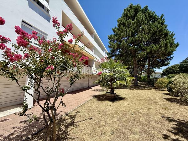 Idéalement situé à Royan, à seulement 5 minutes à pied de la plage de Pontaillac et à proximité des commerces, découvrez ce bel appartement traversant, lumineux et parfaitement entretenu, offrant une vue dégagée sur Royan.
Situé au 3 ème étage d'une résidence calme et soignée, cet appartement de 92 m² vous séduira par ces beaux volumes et sa luminosité naturelle.

Il se compose de : 

Une entrée accueillante.
Une cuisine indépendante.
Un vaste salon-salle à manger de 35 m², très lumineux.
Une salle d'eau entièrement rénovée.
Des toilettes indépendants.
3 chambres de 9,5 m², 10,5 m², 11,5 m².
Un agréable balcon, idéal pour partager des moments de détente en toute tranquillité.
En complément, vous bénéficierez de prestations appréciées :
Un garage fermé de 15 m² avec porte motorisée.
Une cave de 7 m².

Des places de stationnement extérieur, pratique pour accueillir.
Les façades ont été entièrement rénovées et les toitures refaites, garantissant un cadre de vie serein.

Les plus :

Emplacement recherché, proche de la plage et des commerces.
Appartement traversant.
Belle vue dégagée sur Royan.
Fenêtre en PVC double vitrage.
Volets en PVC.
Salle d'eau récente.
Garage motorisé.
Cave.

Résidence sécurisée et parfaitement entretenue.
Pour tout renseignement où organiser une visite n'hésitez pas à nous contacter.