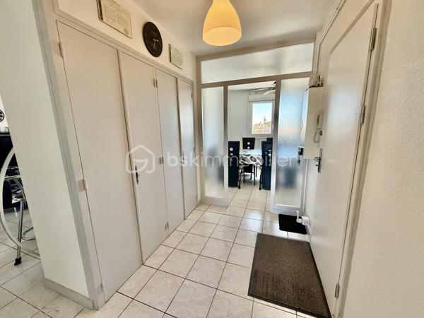Idéalement situé à Royan, à seulement 5 minutes à pied de la plage de Pontaillac et à proximité des commerces, découvrez ce bel appartement traversant, lumineux et parfaitement entretenu, offrant une vue dégagée sur Royan.
Situé au 3 ème étage d'une résidence calme et soignée, cet appartement de 92 m² vous séduira par ces beaux volumes et sa luminosité naturelle.

Il se compose de : 

Une entrée accueillante.
Une cuisine indépendante.
Un vaste salon-salle à manger de 35 m², très lumineux.
Une salle d'eau entièrement rénovée.
Des toilettes indépendants.
3 chambres de 9,5 m², 10,5 m², 11,5 m².
Un agréable balcon, idéal pour partager des moments de détente en toute tranquillité.
En complément, vous bénéficierez de prestations appréciées :
Un garage fermé de 15 m² avec porte motorisée.
Une cave de 7 m².

Des places de stationnement extérieur, pratique pour accueillir.
Les façades ont été entièrement rénovées et les toitures refaites, garantissant un cadre de vie serein.

Les plus :

Emplacement recherché, proche de la plage et des commerces.
Appartement traversant.
Belle vue dégagée sur Royan.
Fenêtre en PVC double vitrage.
Volets en PVC.
Salle d'eau récente.
Garage motorisé.
Cave.

Résidence sécurisée et parfaitement entretenue.
Pour tout renseignement où organiser une visite n'hésitez pas à nous contacter.