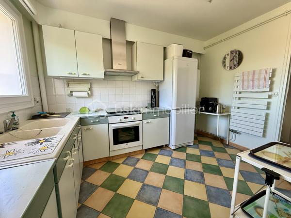 Idéalement situé à Royan, à seulement 5 minutes à pied de la plage de Pontaillac et à proximité des commerces, découvrez ce bel appartement traversant, lumineux et parfaitement entretenu, offrant une vue dégagée sur Royan.
Situé au 3 ème étage d'une résidence calme et soignée, cet appartement de 92 m² vous séduira par ces beaux volumes et sa luminosité naturelle.

Il se compose de : 

Une entrée accueillante.
Une cuisine indépendante.
Un vaste salon-salle à manger de 35 m², très lumineux.
Une salle d'eau entièrement rénovée.
Des toilettes indépendants.
3 chambres de 9,5 m², 10,5 m², 11,5 m².
Un agréable balcon, idéal pour partager des moments de détente en toute tranquillité.
En complément, vous bénéficierez de prestations appréciées :
Un garage fermé de 15 m² avec porte motorisée.
Une cave de 7 m².

Des places de stationnement extérieur, pratique pour accueillir.
Les façades ont été entièrement rénovées et les toitures refaites, garantissant un cadre de vie serein.

Les plus :

Emplacement recherché, proche de la plage et des commerces.
Appartement traversant.
Belle vue dégagée sur Royan.
Fenêtre en PVC double vitrage.
Volets en PVC.
Salle d'eau récente.
Garage motorisé.
Cave.

Résidence sécurisée et parfaitement entretenue.
Pour tout renseignement où organiser une visite n'hésitez pas à nous contacter.