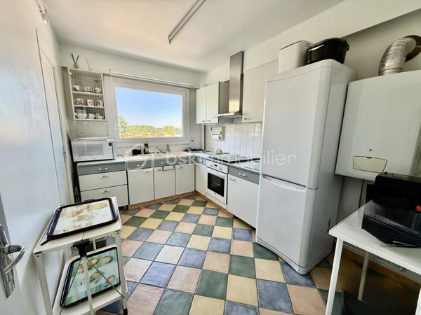 Idéalement situé à Royan, à seulement 5 minutes à pied de la plage de Pontaillac et à proximité des commerces, découvrez ce bel appartement traversant, lumineux et parfaitement entretenu, offrant une vue dégagée sur Royan.
Situé au 3 ème étage d'une résidence calme et soignée, cet appartement de 92 m² vous séduira par ces beaux volumes et sa luminosité naturelle.

Il se compose de : 

Une entrée accueillante.
Une cuisine indépendante.
Un vaste salon-salle à manger de 35 m², très lumineux.
Une salle d'eau entièrement rénovée.
Des toilettes indépendants.
3 chambres de 9,5 m², 10,5 m², 11,5 m².
Un agréable balcon, idéal pour partager des moments de détente en toute tranquillité.
En complément, vous bénéficierez de prestations appréciées :
Un garage fermé de 15 m² avec porte motorisée.
Une cave de 7 m².

Des places de stationnement extérieur, pratique pour accueillir.
Les façades ont été entièrement rénovées et les toitures refaites, garantissant un cadre de vie serein.

Les plus :

Emplacement recherché, proche de la plage et des commerces.
Appartement traversant.
Belle vue dégagée sur Royan.
Fenêtre en PVC double vitrage.
Volets en PVC.
Salle d'eau récente.
Garage motorisé.
Cave.

Résidence sécurisée et parfaitement entretenue.
Pour tout renseignement où organiser une visite n'hésitez pas à nous contacter.