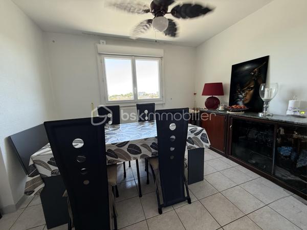 Idéalement situé à Royan, à seulement 5 minutes à pied de la plage de Pontaillac et à proximité des commerces, découvrez ce bel appartement traversant, lumineux et parfaitement entretenu, offrant une vue dégagée sur Royan.
Situé au 3 ème étage d'une résidence calme et soignée, cet appartement de 92 m² vous séduira par ces beaux volumes et sa luminosité naturelle.

Il se compose de : 

Une entrée accueillante.
Une cuisine indépendante.
Un vaste salon-salle à manger de 35 m², très lumineux.
Une salle d'eau entièrement rénovée.
Des toilettes indépendants.
3 chambres de 9,5 m², 10,5 m², 11,5 m².
Un agréable balcon, idéal pour partager des moments de détente en toute tranquillité.
En complément, vous bénéficierez de prestations appréciées :
Un garage fermé de 15 m² avec porte motorisée.
Une cave de 7 m².

Des places de stationnement extérieur, pratique pour accueillir.
Les façades ont été entièrement rénovées et les toitures refaites, garantissant un cadre de vie serein.

Les plus :

Emplacement recherché, proche de la plage et des commerces.
Appartement traversant.
Belle vue dégagée sur Royan.
Fenêtre en PVC double vitrage.
Volets en PVC.
Salle d'eau récente.
Garage motorisé.
Cave.

Résidence sécurisée et parfaitement entretenue.
Pour tout renseignement où organiser une visite n'hésitez pas à nous contacter.