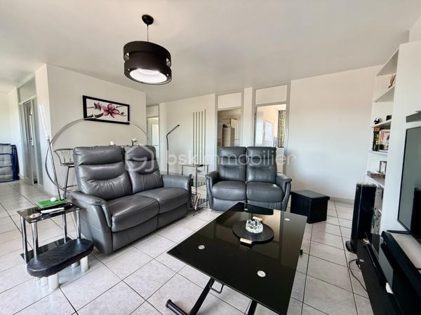 Idéalement situé à Royan, à seulement 5 minutes à pied de la plage de Pontaillac et à proximité des commerces, découvrez ce bel appartement traversant, lumineux et parfaitement entretenu, offrant une vue dégagée sur Royan.
Situé au 3 ème étage d'une résidence calme et soignée, cet appartement de 92 m² vous séduira par ces beaux volumes et sa luminosité naturelle.

Il se compose de : 

Une entrée accueillante.
Une cuisine indépendante.
Un vaste salon-salle à manger de 35 m², très lumineux.
Une salle d'eau entièrement rénovée.
Des toilettes indépendants.
3 chambres de 9,5 m², 10,5 m², 11,5 m².
Un agréable balcon, idéal pour partager des moments de détente en toute tranquillité.
En complément, vous bénéficierez de prestations appréciées :
Un garage fermé de 15 m² avec porte motorisée.
Une cave de 7 m².

Des places de stationnement extérieur, pratique pour accueillir.
Les façades ont été entièrement rénovées et les toitures refaites, garantissant un cadre de vie serein.

Les plus :

Emplacement recherché, proche de la plage et des commerces.
Appartement traversant.
Belle vue dégagée sur Royan.
Fenêtre en PVC double vitrage.
Volets en PVC.
Salle d'eau récente.
Garage motorisé.
Cave.

Résidence sécurisée et parfaitement entretenue.
Pour tout renseignement où organiser une visite n'hésitez pas à nous contacter.