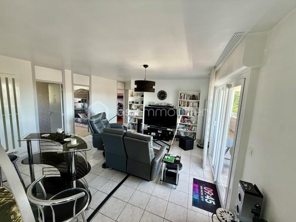 Idéalement situé à Royan, à seulement 5 minutes à pied de la plage de Pontaillac et à proximité des commerces, découvrez ce bel appartement traversant, lumineux et parfaitement entretenu, offrant une vue dégagée sur Royan.
Situé au 3 ème étage d'une résidence calme et soignée, cet appartement de 92 m² vous séduira par ces beaux volumes et sa luminosité naturelle.

Il se compose de : 

Une entrée accueillante.
Une cuisine indépendante.
Un vaste salon-salle à manger de 35 m², très lumineux.
Une salle d'eau entièrement rénovée.
Des toilettes indépendants.
3 chambres de 9,5 m², 10,5 m², 11,5 m².
Un agréable balcon, idéal pour partager des moments de détente en toute tranquillité.
En complément, vous bénéficierez de prestations appréciées :
Un garage fermé de 15 m² avec porte motorisée.
Une cave de 7 m².

Des places de stationnement extérieur, pratique pour accueillir.
Les façades ont été entièrement rénovées et les toitures refaites, garantissant un cadre de vie serein.

Les plus :

Emplacement recherché, proche de la plage et des commerces.
Appartement traversant.
Belle vue dégagée sur Royan.
Fenêtre en PVC double vitrage.
Volets en PVC.
Salle d'eau récente.
Garage motorisé.
Cave.

Résidence sécurisée et parfaitement entretenue.
Pour tout renseignement où organiser une visite n'hésitez pas à nous contacter.