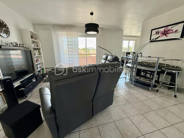 Idéalement situé à Royan, à seulement 5 minutes à pied de la plage de Pontaillac et à proximité des commerces, découvrez ce bel appartement traversant, lumineux et parfaitement entretenu, offrant une vue dégagée sur Royan.
Situé au 3 ème étage d'une résidence calme et soignée, cet appartement de 92 m² vous séduira par ces beaux volumes et sa luminosité naturelle.

Il se compose de : 

Une entrée accueillante.
Une cuisine indépendante.
Un vaste salon-salle à manger de 35 m², très lumineux.
Une salle d'eau entièrement rénovée.
Des toilettes indépendants.
3 chambres de 9,5 m², 10,5 m², 11,5 m².
Un agréable balcon, idéal pour partager des moments de détente en toute tranquillité.
En complément, vous bénéficierez de prestations appréciées :
Un garage fermé de 15 m² avec porte motorisée.
Une cave de 7 m².

Des places de stationnement extérieur, pratique pour accueillir.
Les façades ont été entièrement rénovées et les toitures refaites, garantissant un cadre de vie serein.

Les plus :

Emplacement recherché, proche de la plage et des commerces.
Appartement traversant.
Belle vue dégagée sur Royan.
Fenêtre en PVC double vitrage.
Volets en PVC.
Salle d'eau récente.
Garage motorisé.
Cave.

Résidence sécurisée et parfaitement entretenue.
Pour tout renseignement où organiser une visite n'hésitez pas à nous contacter.