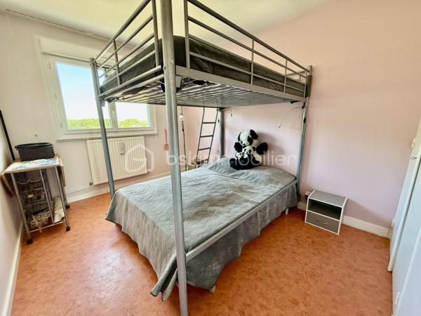 Idéalement situé à Royan, à seulement 5 minutes à pied de la plage de Pontaillac et à proximité des commerces, découvrez ce bel appartement traversant, lumineux et parfaitement entretenu, offrant une vue dégagée sur Royan.
Situé au 3 ème étage d'une résidence calme et soignée, cet appartement de 92 m² vous séduira par ces beaux volumes et sa luminosité naturelle.

Il se compose de : 

Une entrée accueillante.
Une cuisine indépendante.
Un vaste salon-salle à manger de 35 m², très lumineux.
Une salle d'eau entièrement rénovée.
Des toilettes indépendants.
3 chambres de 9,5 m², 10,5 m², 11,5 m².
Un agréable balcon, idéal pour partager des moments de détente en toute tranquillité.
En complément, vous bénéficierez de prestations appréciées :
Un garage fermé de 15 m² avec porte motorisée.
Une cave de 7 m².

Des places de stationnement extérieur, pratique pour accueillir.
Les façades ont été entièrement rénovées et les toitures refaites, garantissant un cadre de vie serein.

Les plus :

Emplacement recherché, proche de la plage et des commerces.
Appartement traversant.
Belle vue dégagée sur Royan.
Fenêtre en PVC double vitrage.
Volets en PVC.
Salle d'eau récente.
Garage motorisé.
Cave.

Résidence sécurisée et parfaitement entretenue.
Pour tout renseignement où organiser une visite n'hésitez pas à nous contacter.
