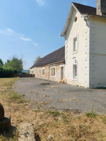Belle propriété rénovée en 2022, au calme et proche commodités, comportant 2 maisons habitables, 1 dépendance d'environ 100m2, 1 écurie de 150m2 avec 6 box et 1 grand hangar de 150m2 également et un poulailler, le tout sur environ 2 hectares de terrain arboré et clôturé avec puit.

Partie habitations:
- La maison principale de style petit manoir d'environ 202 m2 sur deux niveaux comporte :
Au rez-de-chaussée , une belle entrée desservant une grande cuisine équipée et salle à manger de 34m2, un cellier de 6m2, un salon de 25m2, un grand bureau de 11m2, 2 chambres de 14 et 16m2, un dressing de 3,6m2, une salle de douche, une buanderie et un WC.
A l'étage, l'escalier donne sur un palier desservant un WC, une salle de bain, 2 chambres de 21m2 et une salle de jeu de 17m2
Pour le confort le rdc est équipé du chauffage au sol avec pompe à chaleur air/eau et l'étage de grands radiateurs muraux. Menuiseries et isolation refaites, VMC.
Terrains piscinable devant la maison
- La seconde habitation de style longère d'environ 90m2 comporte:
Une belle pièce de vie avec cuisine équipée /salon /salle à manger de 46m2 donnant sur un couloir desservant deux chambres de 9 et 10m2, une salle de bain, un espace buanderie et un WC. 
Pour le confort, poêle à granulés et chauffage électrique, isolation refaite et VMC. 
Elle peut restée meublée pour la vente

Les deux maisons disposant d'entrées indépendantes, elles peuvent être louées de façon saisonnière ou annuelle. 
Toitures suivies, électricité refaite.

Partie dépendances: 
- 1 grand hangar sur dalle béton de 150m2 
- 1 écurie attenante de 150m2 composée de 6 box à chevaux
- 1 étable de 100m2 avec box à cochons
- 1 poulailler
A l'extérieur un grand parking, environ 2 hectares de terrain clôturé autour de la maison, plusieurs cabanes à chevaux extérieures (possibilité de créer des paddocks), une douche/aire de pansage sur dalle béton et abritée, ainsi qu'un puit.

Ensemble ayant un potentiel immense à venir découvrir rapidement!!!!