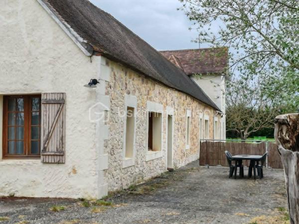 Belle propriété rénovée en 2022, au calme et proche commodités, comportant 2 maisons habitables, 1 dépendance d'environ 100m2, 1 écurie de 150m2 avec 6 box et 1 grand hangar de 150m2 également et un poulailler, le tout sur environ 2 hectares de terrain arboré et clôturé avec puit.

Partie habitations:
- La maison principale de style petit manoir d'environ 202 m2 sur deux niveaux comporte :
Au rez-de-chaussée , une belle entrée desservant une grande cuisine équipée et salle à manger de 34m2, un cellier de 6m2, un salon de 25m2, un grand bureau de 11m2, 2 chambres de 14 et 16m2, un dressing de 3,6m2, une salle de douche, une buanderie et un WC.
A l'étage, l'escalier donne sur un palier desservant un WC, une salle de bain, 2 chambres de 21m2 et une salle de jeu de 17m2
Pour le confort le rdc est équipé du chauffage au sol avec pompe à chaleur air/eau et l'étage de grands radiateurs muraux. Menuiseries et isolation refaites, VMC.
Terrains piscinable devant la maison
- La seconde habitation de style longère d'environ 90m2 comporte:
Une belle pièce de vie avec cuisine équipée /salon /salle à manger de 46m2 donnant sur un couloir desservant deux chambres de 9 et 10m2, une salle de bain, un espace buanderie et un WC. 
Pour le confort, poêle à granulés et chauffage électrique, isolation refaite et VMC. 
Elle peut restée meublée pour la vente

Les deux maisons disposant d'entrées indépendantes, elles peuvent être louées de façon saisonnière ou annuelle. 
Toitures suivies, électricité refaite.

Partie dépendances: 
- 1 grand hangar sur dalle béton de 150m2 
- 1 écurie attenante de 150m2 composée de 6 box à chevaux
- 1 étable de 100m2 avec box à cochons
- 1 poulailler
A l'extérieur un grand parking, environ 2 hectares de terrain clôturé autour de la maison, plusieurs cabanes à chevaux extérieures (possibilité de créer des paddocks), une douche/aire de pansage sur dalle béton et abritée, ainsi qu'un puit.

Ensemble ayant un potentiel immense à venir découvrir rapidement!!!!