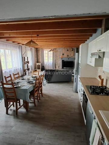 Belle propriété rénovée en 2022, au calme et proche commodités, comportant 2 maisons habitables, 1 dépendance d'environ 100m2, 1 écurie de 150m2 avec 6 box et 1 grand hangar de 150m2 également et un poulailler, le tout sur environ 2 hectares de terrain arboré et clôturé avec puit.

Partie habitations:
- La maison principale de style petit manoir d'environ 202 m2 sur deux niveaux comporte :
Au rez-de-chaussée , une belle entrée desservant une grande cuisine équipée et salle à manger de 34m2, un cellier de 6m2, un salon de 25m2, un grand bureau de 11m2, 2 chambres de 14 et 16m2, un dressing de 3,6m2, une salle de douche, une buanderie et un WC.
A l'étage, l'escalier donne sur un palier desservant un WC, une salle de bain, 2 chambres de 21m2 et une salle de jeu de 17m2
Pour le confort le rdc est équipé du chauffage au sol avec pompe à chaleur air/eau et l'étage de grands radiateurs muraux. Menuiseries et isolation refaites, VMC.
Terrains piscinable devant la maison
- La seconde habitation de style longère d'environ 90m2 comporte:
Une belle pièce de vie avec cuisine équipée /salon /salle à manger de 46m2 donnant sur un couloir desservant deux chambres de 9 et 10m2, une salle de bain, un espace buanderie et un WC. 
Pour le confort, poêle à granulés et chauffage électrique, isolation refaite et VMC. 
Elle peut restée meublée pour la vente

Les deux maisons disposant d'entrées indépendantes, elles peuvent être louées de façon saisonnière ou annuelle. 
Toitures suivies, électricité refaite.

Partie dépendances: 
- 1 grand hangar sur dalle béton de 150m2 
- 1 écurie attenante de 150m2 composée de 6 box à chevaux
- 1 étable de 100m2 avec box à cochons
- 1 poulailler
A l'extérieur un grand parking, environ 2 hectares de terrain clôturé autour de la maison, plusieurs cabanes à chevaux extérieures (possibilité de créer des paddocks), une douche/aire de pansage sur dalle béton et abritée, ainsi qu'un puit.

Ensemble ayant un potentiel immense à venir découvrir rapidement!!!!