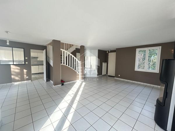 MAISON INDIVIDUELLE DE 8 PIECES A VENDRE A PLAISIR CENTRE VILLE