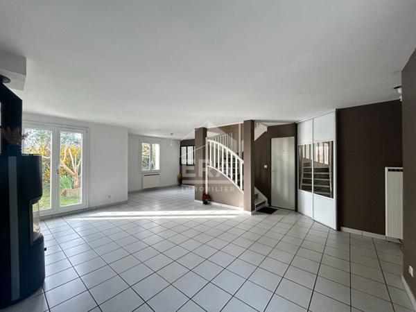 MAISON INDIVIDUELLE DE 8 PIECES A VENDRE A PLAISIR CENTRE VILLE