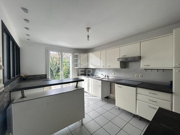 MAISON INDIVIDUELLE DE 8 PIECES A VENDRE A PLAISIR CENTRE VILLE