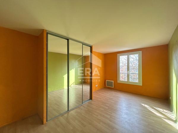 MAISON INDIVIDUELLE DE 8 PIECES A VENDRE A PLAISIR CENTRE VILLE