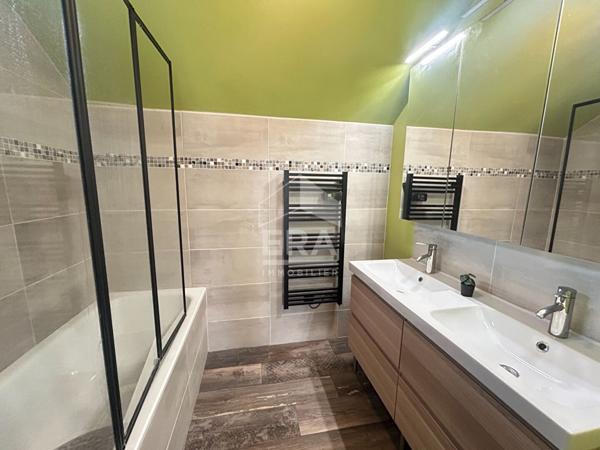 MAISON INDIVIDUELLE DE 8 PIECES A VENDRE A PLAISIR CENTRE VILLE