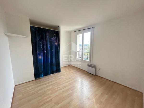 MAISON INDIVIDUELLE DE 8 PIECES A VENDRE A PLAISIR CENTRE VILLE