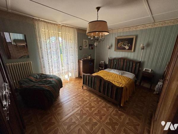 Maison 6 pièces (environ 128 m² habitables), située dans un secteur calme, proche commodités