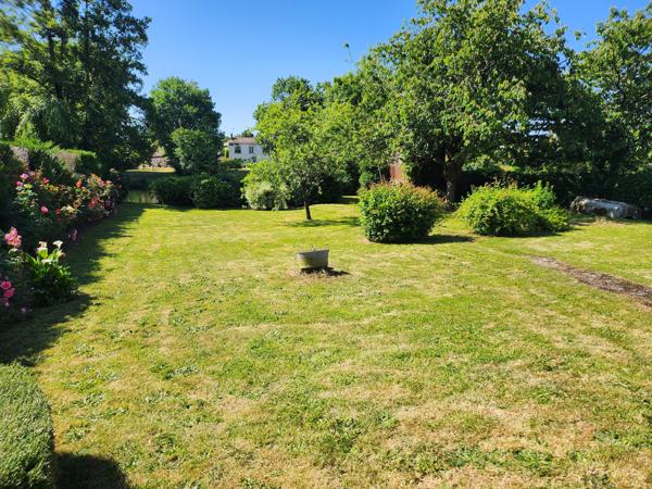 Mareuil-sur-Lay-Dissais (85320) Maison spacieuse au bord du lay avec 4 chambres et deux garages