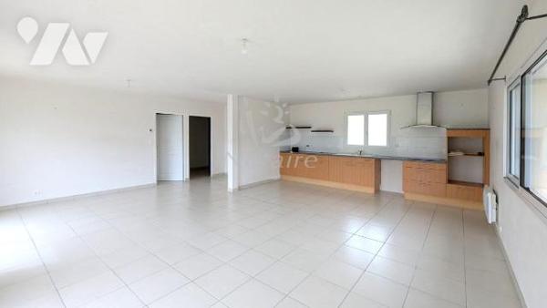 Maison contemporaine de plain-pied avec garage et jardin clos, au calme, proche plages et commerces