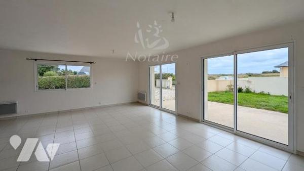 Maison contemporaine de plain-pied avec garage et jardin clos, au calme, proche plages et commerces