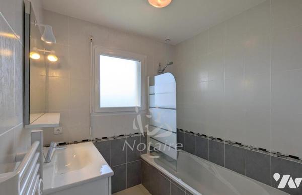 Maison contemporaine de plain-pied avec garage et jardin clos, au calme, proche plages et commerces