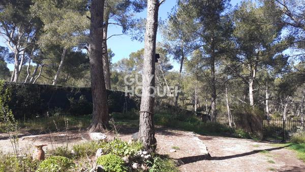 Terrain d'environ 400 m² à CABRIES, environnement boisé et calme