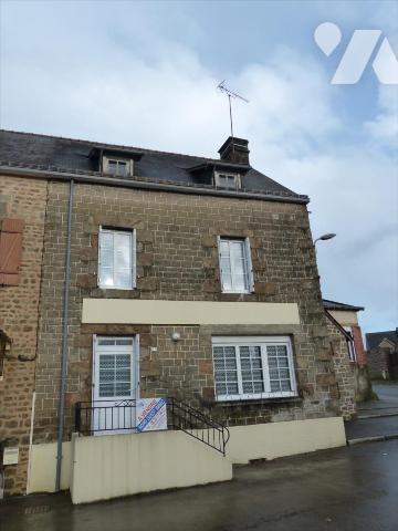 AMBRIERES LES VALLEES- Proche mairie, maison d'habitation en pierres couverte en ardoises naturelles