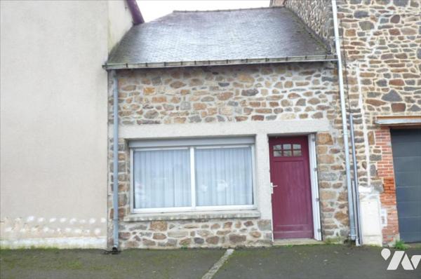 AMBRIERES LES VALLEES- Proche mairie, maison d'habitation en pierres couverte en ardoises naturelles