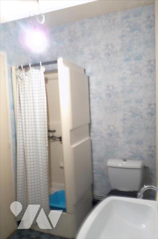 AMBRIERES LES VALLEES- Proche mairie, maison d'habitation en pierres couverte en ardoises naturelles