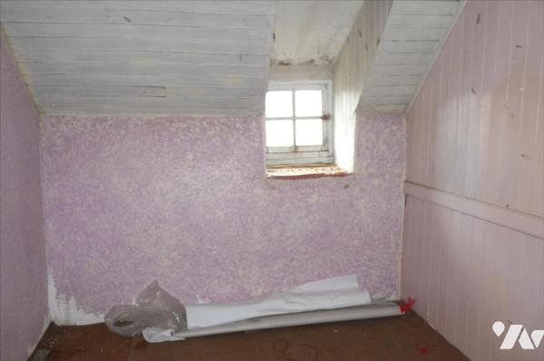 AMBRIERES LES VALLEES- Proche mairie, maison d'habitation en pierres couverte en ardoises naturelles