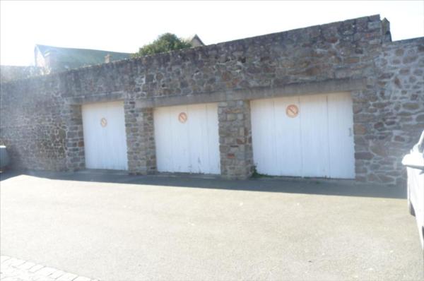 AMBRIERES LES VALLEES- Proche mairie, maison d'habitation en pierres couverte en ardoises naturelles