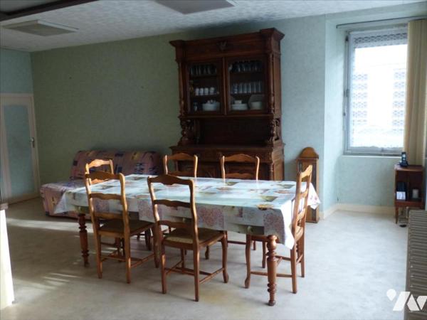 AMBRIERES LES VALLEES- Proche mairie, maison d'habitation en pierres couverte en ardoises naturelles