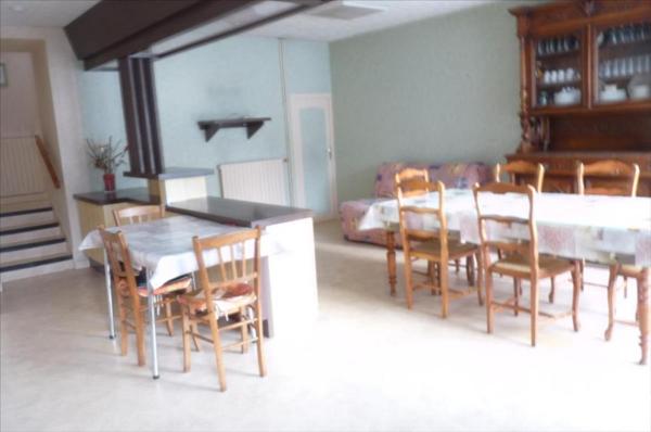 AMBRIERES LES VALLEES- Proche mairie, maison d'habitation en pierres couverte en ardoises naturelles