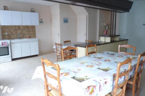 AMBRIERES LES VALLEES- Proche mairie, maison d'habitation en pierres couverte en ardoises naturelles