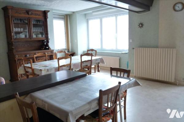 AMBRIERES LES VALLEES- Proche mairie, maison d'habitation en pierres couverte en ardoises naturelles