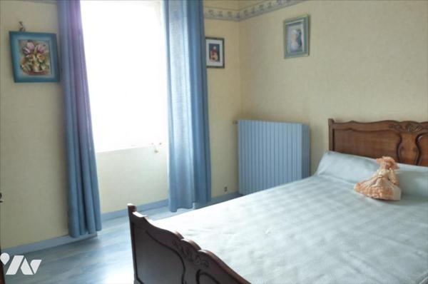 AMBRIERES LES VALLEES- Proche mairie, maison d'habitation en pierres couverte en ardoises naturelles