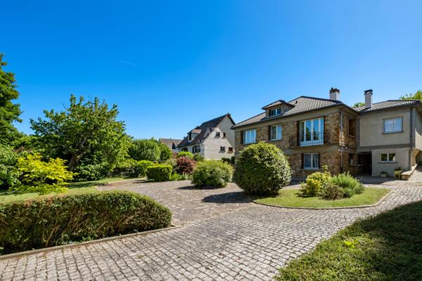Maison Saint Germain En Laye 7 pièce(s) 198 m2 €1 190 000 ** - Référence 17145
