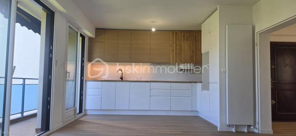 Dans un environnement calme et recherché sur les hauteurs de Billère, découvrez ce bel appartement T5 de 106 m², entièrement rénové avec goût.
Situé au 3ᵉ étage d’une résidence avec ascenseur, cet appartement séduit dès les premiers instants par sa luminosité, ses volumes généreux et son environnement particulièrement paisible, sans vis-à-vis.
L’espace de vie offre une atmosphère agréable et chaleureuse, avec de belles ouvertures permettant de profiter pleinement de la lumière naturelle. Le séjour se prolonge par un balcon bénéficiant d’une vue dégagée, un véritable espace extérieur pour profiter d’un moment de calme.
L’appartement dispose de quatre chambres, offrant de nombreuses possibilités d’aménagement : vie de famille, espace télétravail, chambre d’amis ou pièce dédiée aux loisirs, et les gros +++ ce sont sa salle de bain et sa salle d'eau et oui deux pièces d'eau quel confort pour une vie de famille !!!
Entièrement rénové avec soin et dans un esprit contemporain, il ne nécessite aucun travaux : il ne reste plus qu’à poser ses valises.
Le confort est complété par des volets roulants électriques, un chauffage individuel au gaz ainsi qu’un garage privatif, particulièrement appréciable au quotidien.
Un appartement lumineux, confortable et soigneusement rénové, idéal pour une famille à la recherche d’un cadre de vie paisible tout en restant à proximité des commodités.
Une visite s’impose pour apprécier pleinement ses volumes, sa luminosité et la qualité de sa rénovation.