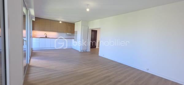 Dans un environnement calme et recherché sur les hauteurs de Billère, découvrez ce bel appartement T5 de 106 m², entièrement rénové avec goût.
Situé au 3ᵉ étage d’une résidence avec ascenseur, cet appartement séduit dès les premiers instants par sa luminosité, ses volumes généreux et son environnement particulièrement paisible, sans vis-à-vis.
L’espace de vie offre une atmosphère agréable et chaleureuse, avec de belles ouvertures permettant de profiter pleinement de la lumière naturelle. Le séjour se prolonge par un balcon bénéficiant d’une vue dégagée, un véritable espace extérieur pour profiter d’un moment de calme.
L’appartement dispose de quatre chambres, offrant de nombreuses possibilités d’aménagement : vie de famille, espace télétravail, chambre d’amis ou pièce dédiée aux loisirs, et les gros +++ ce sont sa salle de bain et sa salle d'eau et oui deux pièces d'eau quel confort pour une vie de famille !!!
Entièrement rénové avec soin et dans un esprit contemporain, il ne nécessite aucun travaux : il ne reste plus qu’à poser ses valises.
Le confort est complété par des volets roulants électriques, un chauffage individuel au gaz ainsi qu’un garage privatif, particulièrement appréciable au quotidien.
Un appartement lumineux, confortable et soigneusement rénové, idéal pour une famille à la recherche d’un cadre de vie paisible tout en restant à proximité des commodités.
Une visite s’impose pour apprécier pleinement ses volumes, sa luminosité et la qualité de sa rénovation.