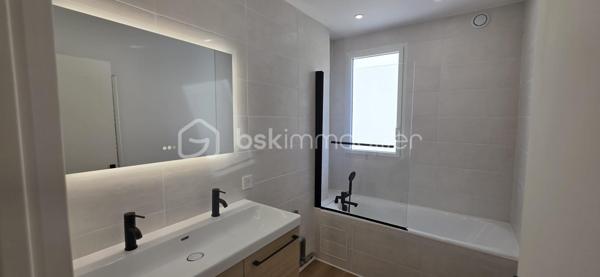 Dans un environnement calme et recherché sur les hauteurs de Billère, découvrez ce bel appartement T5 de 106 m², entièrement rénové avec goût.
Situé au 3ᵉ étage d’une résidence avec ascenseur, cet appartement séduit dès les premiers instants par sa luminosité, ses volumes généreux et son environnement particulièrement paisible, sans vis-à-vis.
L’espace de vie offre une atmosphère agréable et chaleureuse, avec de belles ouvertures permettant de profiter pleinement de la lumière naturelle. Le séjour se prolonge par un balcon bénéficiant d’une vue dégagée, un véritable espace extérieur pour profiter d’un moment de calme.
L’appartement dispose de quatre chambres, offrant de nombreuses possibilités d’aménagement : vie de famille, espace télétravail, chambre d’amis ou pièce dédiée aux loisirs, et les gros +++ ce sont sa salle de bain et sa salle d'eau et oui deux pièces d'eau quel confort pour une vie de famille !!!
Entièrement rénové avec soin et dans un esprit contemporain, il ne nécessite aucun travaux : il ne reste plus qu’à poser ses valises.
Le confort est complété par des volets roulants électriques, un chauffage individuel au gaz ainsi qu’un garage privatif, particulièrement appréciable au quotidien.
Un appartement lumineux, confortable et soigneusement rénové, idéal pour une famille à la recherche d’un cadre de vie paisible tout en restant à proximité des commodités.
Une visite s’impose pour apprécier pleinement ses volumes, sa luminosité et la qualité de sa rénovation.