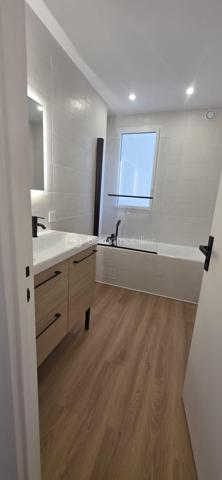 Dans un environnement calme et recherché sur les hauteurs de Billère, découvrez ce bel appartement T5 de 106 m², entièrement rénové avec goût.
Situé au 3ᵉ étage d’une résidence avec ascenseur, cet appartement séduit dès les premiers instants par sa luminosité, ses volumes généreux et son environnement particulièrement paisible, sans vis-à-vis.
L’espace de vie offre une atmosphère agréable et chaleureuse, avec de belles ouvertures permettant de profiter pleinement de la lumière naturelle. Le séjour se prolonge par un balcon bénéficiant d’une vue dégagée, un véritable espace extérieur pour profiter d’un moment de calme.
L’appartement dispose de quatre chambres, offrant de nombreuses possibilités d’aménagement : vie de famille, espace télétravail, chambre d’amis ou pièce dédiée aux loisirs, et les gros +++ ce sont sa salle de bain et sa salle d'eau et oui deux pièces d'eau quel confort pour une vie de famille !!!
Entièrement rénové avec soin et dans un esprit contemporain, il ne nécessite aucun travaux : il ne reste plus qu’à poser ses valises.
Le confort est complété par des volets roulants électriques, un chauffage individuel au gaz ainsi qu’un garage privatif, particulièrement appréciable au quotidien.
Un appartement lumineux, confortable et soigneusement rénové, idéal pour une famille à la recherche d’un cadre de vie paisible tout en restant à proximité des commodités.
Une visite s’impose pour apprécier pleinement ses volumes, sa luminosité et la qualité de sa rénovation.