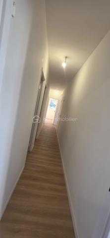 Dans un environnement calme et recherché sur les hauteurs de Billère, découvrez ce bel appartement T5 de 106 m², entièrement rénové avec goût.
Situé au 3ᵉ étage d’une résidence avec ascenseur, cet appartement séduit dès les premiers instants par sa luminosité, ses volumes généreux et son environnement particulièrement paisible, sans vis-à-vis.
L’espace de vie offre une atmosphère agréable et chaleureuse, avec de belles ouvertures permettant de profiter pleinement de la lumière naturelle. Le séjour se prolonge par un balcon bénéficiant d’une vue dégagée, un véritable espace extérieur pour profiter d’un moment de calme.
L’appartement dispose de quatre chambres, offrant de nombreuses possibilités d’aménagement : vie de famille, espace télétravail, chambre d’amis ou pièce dédiée aux loisirs, et les gros +++ ce sont sa salle de bain et sa salle d'eau et oui deux pièces d'eau quel confort pour une vie de famille !!!
Entièrement rénové avec soin et dans un esprit contemporain, il ne nécessite aucun travaux : il ne reste plus qu’à poser ses valises.
Le confort est complété par des volets roulants électriques, un chauffage individuel au gaz ainsi qu’un garage privatif, particulièrement appréciable au quotidien.
Un appartement lumineux, confortable et soigneusement rénové, idéal pour une famille à la recherche d’un cadre de vie paisible tout en restant à proximité des commodités.
Une visite s’impose pour apprécier pleinement ses volumes, sa luminosité et la qualité de sa rénovation.