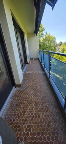Dans un environnement calme et recherché sur les hauteurs de Billère, découvrez ce bel appartement T5 de 106 m², entièrement rénové avec goût.
Situé au 3ᵉ étage d’une résidence avec ascenseur, cet appartement séduit dès les premiers instants par sa luminosité, ses volumes généreux et son environnement particulièrement paisible, sans vis-à-vis.
L’espace de vie offre une atmosphère agréable et chaleureuse, avec de belles ouvertures permettant de profiter pleinement de la lumière naturelle. Le séjour se prolonge par un balcon bénéficiant d’une vue dégagée, un véritable espace extérieur pour profiter d’un moment de calme.
L’appartement dispose de quatre chambres, offrant de nombreuses possibilités d’aménagement : vie de famille, espace télétravail, chambre d’amis ou pièce dédiée aux loisirs, et les gros +++ ce sont sa salle de bain et sa salle d'eau et oui deux pièces d'eau quel confort pour une vie de famille !!!
Entièrement rénové avec soin et dans un esprit contemporain, il ne nécessite aucun travaux : il ne reste plus qu’à poser ses valises.
Le confort est complété par des volets roulants électriques, un chauffage individuel au gaz ainsi qu’un garage privatif, particulièrement appréciable au quotidien.
Un appartement lumineux, confortable et soigneusement rénové, idéal pour une famille à la recherche d’un cadre de vie paisible tout en restant à proximité des commodités.
Une visite s’impose pour apprécier pleinement ses volumes, sa luminosité et la qualité de sa rénovation.