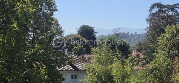 Dans un environnement calme et recherché sur les hauteurs de Billère, découvrez ce bel appartement T5 de 106 m², entièrement rénové avec goût.
Situé au 3ᵉ étage d’une résidence avec ascenseur, cet appartement séduit dès les premiers instants par sa luminosité, ses volumes généreux et son environnement particulièrement paisible, sans vis-à-vis.
L’espace de vie offre une atmosphère agréable et chaleureuse, avec de belles ouvertures permettant de profiter pleinement de la lumière naturelle. Le séjour se prolonge par un balcon bénéficiant d’une vue dégagée, un véritable espace extérieur pour profiter d’un moment de calme.
L’appartement dispose de quatre chambres, offrant de nombreuses possibilités d’aménagement : vie de famille, espace télétravail, chambre d’amis ou pièce dédiée aux loisirs, et les gros +++ ce sont sa salle de bain et sa salle d'eau et oui deux pièces d'eau quel confort pour une vie de famille !!!
Entièrement rénové avec soin et dans un esprit contemporain, il ne nécessite aucun travaux : il ne reste plus qu’à poser ses valises.
Le confort est complété par des volets roulants électriques, un chauffage individuel au gaz ainsi qu’un garage privatif, particulièrement appréciable au quotidien.
Un appartement lumineux, confortable et soigneusement rénové, idéal pour une famille à la recherche d’un cadre de vie paisible tout en restant à proximité des commodités.
Une visite s’impose pour apprécier pleinement ses volumes, sa luminosité et la qualité de sa rénovation.