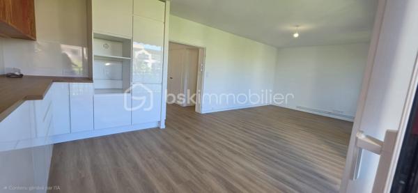 Dans un environnement calme et recherché sur les hauteurs de Billère, découvrez ce bel appartement T5 de 106 m², entièrement rénové avec goût.
Situé au 3ᵉ étage d’une résidence avec ascenseur, cet appartement séduit dès les premiers instants par sa luminosité, ses volumes généreux et son environnement particulièrement paisible, sans vis-à-vis.
L’espace de vie offre une atmosphère agréable et chaleureuse, avec de belles ouvertures permettant de profiter pleinement de la lumière naturelle. Le séjour se prolonge par un balcon bénéficiant d’une vue dégagée, un véritable espace extérieur pour profiter d’un moment de calme.
L’appartement dispose de quatre chambres, offrant de nombreuses possibilités d’aménagement : vie de famille, espace télétravail, chambre d’amis ou pièce dédiée aux loisirs, et les gros +++ ce sont sa salle de bain et sa salle d'eau et oui deux pièces d'eau quel confort pour une vie de famille !!!
Entièrement rénové avec soin et dans un esprit contemporain, il ne nécessite aucun travaux : il ne reste plus qu’à poser ses valises.
Le confort est complété par des volets roulants électriques, un chauffage individuel au gaz ainsi qu’un garage privatif, particulièrement appréciable au quotidien.
Un appartement lumineux, confortable et soigneusement rénové, idéal pour une famille à la recherche d’un cadre de vie paisible tout en restant à proximité des commodités.
Une visite s’impose pour apprécier pleinement ses volumes, sa luminosité et la qualité de sa rénovation.