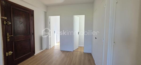 Dans un environnement calme et recherché sur les hauteurs de Billère, découvrez ce bel appartement T5 de 106 m², entièrement rénové avec goût.
Situé au 3ᵉ étage d’une résidence avec ascenseur, cet appartement séduit dès les premiers instants par sa luminosité, ses volumes généreux et son environnement particulièrement paisible, sans vis-à-vis.
L’espace de vie offre une atmosphère agréable et chaleureuse, avec de belles ouvertures permettant de profiter pleinement de la lumière naturelle. Le séjour se prolonge par un balcon bénéficiant d’une vue dégagée, un véritable espace extérieur pour profiter d’un moment de calme.
L’appartement dispose de quatre chambres, offrant de nombreuses possibilités d’aménagement : vie de famille, espace télétravail, chambre d’amis ou pièce dédiée aux loisirs, et les gros +++ ce sont sa salle de bain et sa salle d'eau et oui deux pièces d'eau quel confort pour une vie de famille !!!
Entièrement rénové avec soin et dans un esprit contemporain, il ne nécessite aucun travaux : il ne reste plus qu’à poser ses valises.
Le confort est complété par des volets roulants électriques, un chauffage individuel au gaz ainsi qu’un garage privatif, particulièrement appréciable au quotidien.
Un appartement lumineux, confortable et soigneusement rénové, idéal pour une famille à la recherche d’un cadre de vie paisible tout en restant à proximité des commodités.
Une visite s’impose pour apprécier pleinement ses volumes, sa luminosité et la qualité de sa rénovation.
