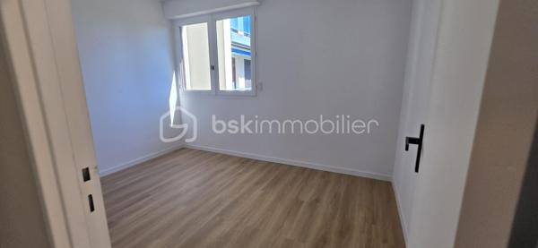 Dans un environnement calme et recherché sur les hauteurs de Billère, découvrez ce bel appartement T5 de 106 m², entièrement rénové avec goût.
Situé au 3ᵉ étage d’une résidence avec ascenseur, cet appartement séduit dès les premiers instants par sa luminosité, ses volumes généreux et son environnement particulièrement paisible, sans vis-à-vis.
L’espace de vie offre une atmosphère agréable et chaleureuse, avec de belles ouvertures permettant de profiter pleinement de la lumière naturelle. Le séjour se prolonge par un balcon bénéficiant d’une vue dégagée, un véritable espace extérieur pour profiter d’un moment de calme.
L’appartement dispose de quatre chambres, offrant de nombreuses possibilités d’aménagement : vie de famille, espace télétravail, chambre d’amis ou pièce dédiée aux loisirs, et les gros +++ ce sont sa salle de bain et sa salle d'eau et oui deux pièces d'eau quel confort pour une vie de famille !!!
Entièrement rénové avec soin et dans un esprit contemporain, il ne nécessite aucun travaux : il ne reste plus qu’à poser ses valises.
Le confort est complété par des volets roulants électriques, un chauffage individuel au gaz ainsi qu’un garage privatif, particulièrement appréciable au quotidien.
Un appartement lumineux, confortable et soigneusement rénové, idéal pour une famille à la recherche d’un cadre de vie paisible tout en restant à proximité des commodités.
Une visite s’impose pour apprécier pleinement ses volumes, sa luminosité et la qualité de sa rénovation.