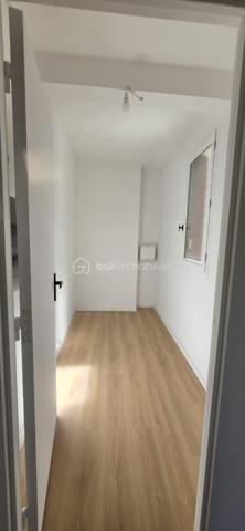 Dans un environnement calme et recherché sur les hauteurs de Billère, découvrez ce bel appartement T5 de 106 m², entièrement rénové avec goût.
Situé au 3ᵉ étage d’une résidence avec ascenseur, cet appartement séduit dès les premiers instants par sa luminosité, ses volumes généreux et son environnement particulièrement paisible, sans vis-à-vis.
L’espace de vie offre une atmosphère agréable et chaleureuse, avec de belles ouvertures permettant de profiter pleinement de la lumière naturelle. Le séjour se prolonge par un balcon bénéficiant d’une vue dégagée, un véritable espace extérieur pour profiter d’un moment de calme.
L’appartement dispose de quatre chambres, offrant de nombreuses possibilités d’aménagement : vie de famille, espace télétravail, chambre d’amis ou pièce dédiée aux loisirs, et les gros +++ ce sont sa salle de bain et sa salle d'eau et oui deux pièces d'eau quel confort pour une vie de famille !!!
Entièrement rénové avec soin et dans un esprit contemporain, il ne nécessite aucun travaux : il ne reste plus qu’à poser ses valises.
Le confort est complété par des volets roulants électriques, un chauffage individuel au gaz ainsi qu’un garage privatif, particulièrement appréciable au quotidien.
Un appartement lumineux, confortable et soigneusement rénové, idéal pour une famille à la recherche d’un cadre de vie paisible tout en restant à proximité des commodités.
Une visite s’impose pour apprécier pleinement ses volumes, sa luminosité et la qualité de sa rénovation.