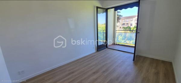 Dans un environnement calme et recherché sur les hauteurs de Billère, découvrez ce bel appartement T5 de 106 m², entièrement rénové avec goût.
Situé au 3ᵉ étage d’une résidence avec ascenseur, cet appartement séduit dès les premiers instants par sa luminosité, ses volumes généreux et son environnement particulièrement paisible, sans vis-à-vis.
L’espace de vie offre une atmosphère agréable et chaleureuse, avec de belles ouvertures permettant de profiter pleinement de la lumière naturelle. Le séjour se prolonge par un balcon bénéficiant d’une vue dégagée, un véritable espace extérieur pour profiter d’un moment de calme.
L’appartement dispose de quatre chambres, offrant de nombreuses possibilités d’aménagement : vie de famille, espace télétravail, chambre d’amis ou pièce dédiée aux loisirs, et les gros +++ ce sont sa salle de bain et sa salle d'eau et oui deux pièces d'eau quel confort pour une vie de famille !!!
Entièrement rénové avec soin et dans un esprit contemporain, il ne nécessite aucun travaux : il ne reste plus qu’à poser ses valises.
Le confort est complété par des volets roulants électriques, un chauffage individuel au gaz ainsi qu’un garage privatif, particulièrement appréciable au quotidien.
Un appartement lumineux, confortable et soigneusement rénové, idéal pour une famille à la recherche d’un cadre de vie paisible tout en restant à proximité des commodités.
Une visite s’impose pour apprécier pleinement ses volumes, sa luminosité et la qualité de sa rénovation.