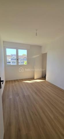 Dans un environnement calme et recherché sur les hauteurs de Billère, découvrez ce bel appartement T5 de 106 m², entièrement rénové avec goût.
Situé au 3ᵉ étage d’une résidence avec ascenseur, cet appartement séduit dès les premiers instants par sa luminosité, ses volumes généreux et son environnement particulièrement paisible, sans vis-à-vis.
L’espace de vie offre une atmosphère agréable et chaleureuse, avec de belles ouvertures permettant de profiter pleinement de la lumière naturelle. Le séjour se prolonge par un balcon bénéficiant d’une vue dégagée, un véritable espace extérieur pour profiter d’un moment de calme.
L’appartement dispose de quatre chambres, offrant de nombreuses possibilités d’aménagement : vie de famille, espace télétravail, chambre d’amis ou pièce dédiée aux loisirs, et les gros +++ ce sont sa salle de bain et sa salle d'eau et oui deux pièces d'eau quel confort pour une vie de famille !!!
Entièrement rénové avec soin et dans un esprit contemporain, il ne nécessite aucun travaux : il ne reste plus qu’à poser ses valises.
Le confort est complété par des volets roulants électriques, un chauffage individuel au gaz ainsi qu’un garage privatif, particulièrement appréciable au quotidien.
Un appartement lumineux, confortable et soigneusement rénové, idéal pour une famille à la recherche d’un cadre de vie paisible tout en restant à proximité des commodités.
Une visite s’impose pour apprécier pleinement ses volumes, sa luminosité et la qualité de sa rénovation.