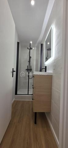 Dans un environnement calme et recherché sur les hauteurs de Billère, découvrez ce bel appartement T5 de 106 m², entièrement rénové avec goût.
Situé au 3ᵉ étage d’une résidence avec ascenseur, cet appartement séduit dès les premiers instants par sa luminosité, ses volumes généreux et son environnement particulièrement paisible, sans vis-à-vis.
L’espace de vie offre une atmosphère agréable et chaleureuse, avec de belles ouvertures permettant de profiter pleinement de la lumière naturelle. Le séjour se prolonge par un balcon bénéficiant d’une vue dégagée, un véritable espace extérieur pour profiter d’un moment de calme.
L’appartement dispose de quatre chambres, offrant de nombreuses possibilités d’aménagement : vie de famille, espace télétravail, chambre d’amis ou pièce dédiée aux loisirs, et les gros +++ ce sont sa salle de bain et sa salle d'eau et oui deux pièces d'eau quel confort pour une vie de famille !!!
Entièrement rénové avec soin et dans un esprit contemporain, il ne nécessite aucun travaux : il ne reste plus qu’à poser ses valises.
Le confort est complété par des volets roulants électriques, un chauffage individuel au gaz ainsi qu’un garage privatif, particulièrement appréciable au quotidien.
Un appartement lumineux, confortable et soigneusement rénové, idéal pour une famille à la recherche d’un cadre de vie paisible tout en restant à proximité des commodités.
Une visite s’impose pour apprécier pleinement ses volumes, sa luminosité et la qualité de sa rénovation.